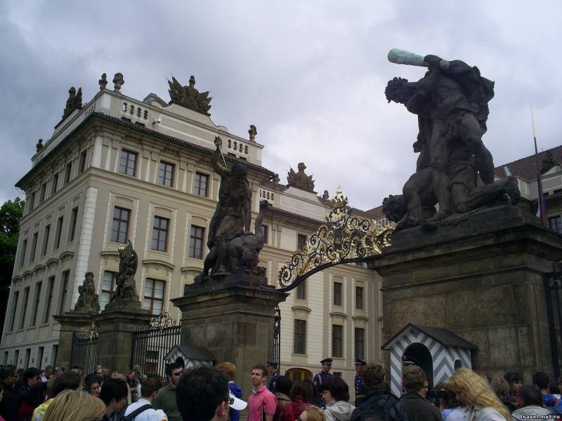 Смена караула - Президенский дворец в Праге